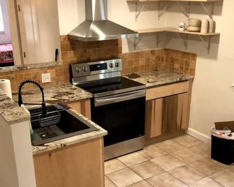 Beautiful Private House Near the Fairgrounds/jazzfest, hospitals. Pet friendly. - Nueva Orleans - Cocina