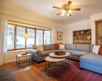 Wine Country Farmhouse with Gourmet Kitchen. Perfect for Large Groups. - Dayton - Sala de estar