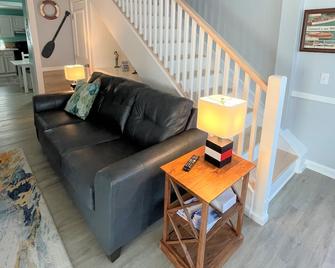 Lubber's Lane-Remodeled Buckeye Lake Home across from the lake.! - Buckeye Lake - Sala de estar