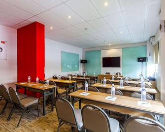 Monoloog Hotel Bekasi - Bekasi - Restaurante