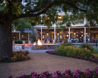 2 Connecting Suites with 3 beds at a 4 Star Hotel by Suiteness - Manor - Restaurant