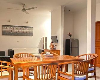 Comfortable and relaxing place at villa seruni. Just 8 min from the lovina beach - Buleleng - Dining room