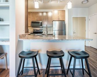 Landing | Spectacular 2bd, Courtyard, Gym - Cleveland - Cocina