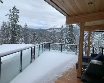 The Treehouse Suite with a roof top jacuzzi hot tub. Private and Quiet. - Nelson - Balcony