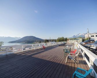 Captain's Choice Motel - Haines - Balcony