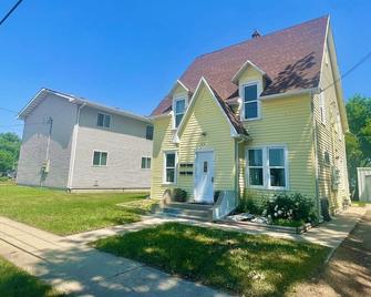 Fully Furnished Kitchen + Laundry + Free Wi-Fi - Minot - Building