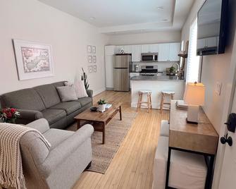 Downtown Green Lake-Steps from Lake, Restaurants and Shopping - Green Lake - Living room