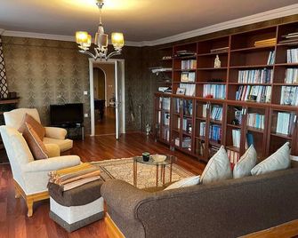 Tranquil Escape; Spacious Farmhouse in Yalova - Yalova - Lounge