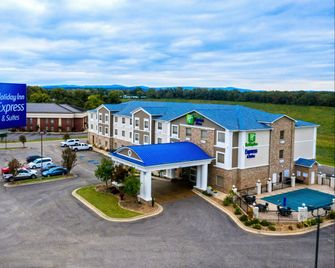 Holiday Inn Express & Suites Clarksville By IHG - Clarksville - Budova