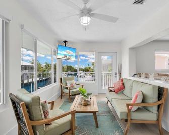 Beautiful Pool Home Located in a Quiet Neighborhood - Long Key - Sala de estar