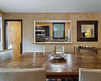Luxx Lodge Glamping And Rv Park - Ranchos de Taos - Dining room