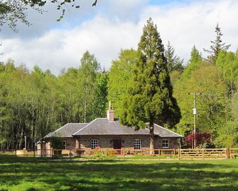 Award-Winning 5 Star Luxury Retreat - Hot Tub, Sauna, Tennis, Fishing, Sky, Golf - Auchterarder - Building