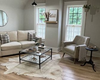 Amazing 2-bedroom upstairs apartment in Alma with WiFi, AC, Cable - Alma - Living room