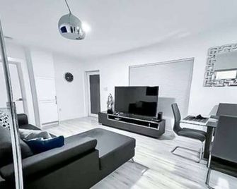 Ocean Pearl Estate 3br 2ba W Pool - Fort Lauderdale - Living room