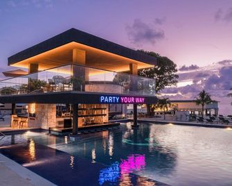 Royalton Chic Antigua - St. John's - בריכה