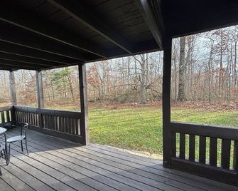 Serene peaceful 2-bedroom cabin in charming Clarkrange/Jamestown - Clarkrange - Balcony