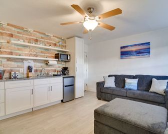 Pet-Friendly Gulfport Home Walkable Location! - St. Petersburg - Living room