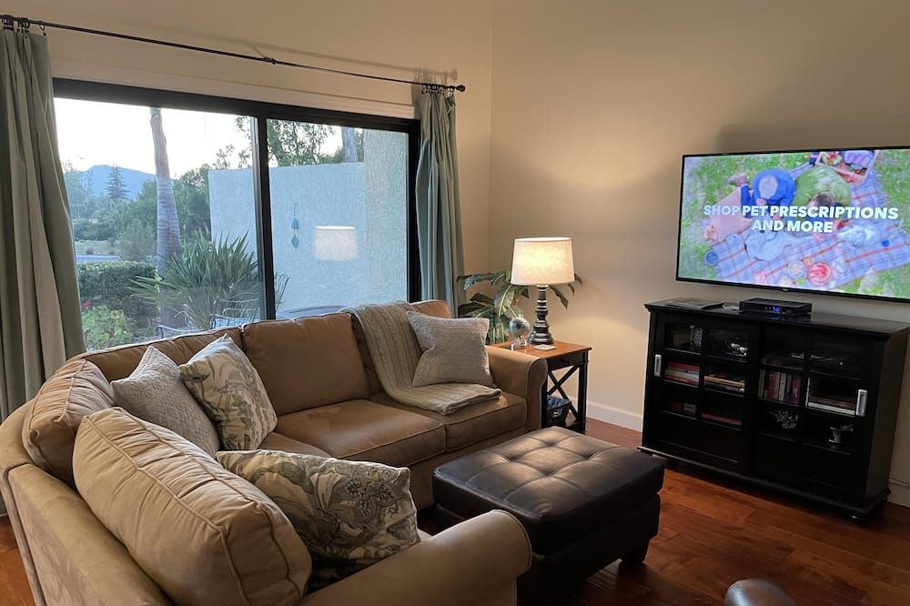 55+ community, 2 BDRM, 2 BATH, single level on golf course, pool and spa access - סן דייגו - סלון