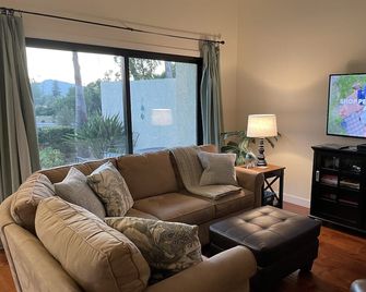 55+ community, 2 BDRM, 2 BATH, single level on golf course, pool and spa access - São Diego - Sala de estar