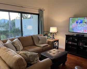 55+ community, 2 BDRM, 2 BATH, single level on golf course, pool and spa access - סן דייגו - סלון