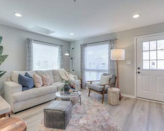 Walk to Broadway Riverfront Condo with Pool - Nashville - Living room