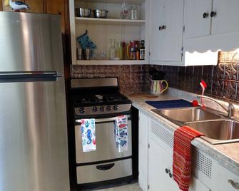 Lake Wawasee- Morrison Island. Updated 2 Bed, 1Bath Cute Cottage on the water - Syracuse - Cocina