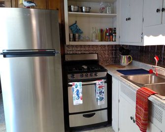 Lake Wawasee- Morrison Island. Updated 2 Bed, 1Bath Cute Cottage on the water - Syracuse - Cocina