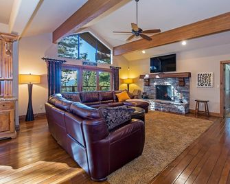 Luxury 4 bedroom 4 5 bath luxury home that sleeps 10 - Incline Village - Living room
