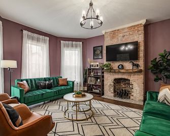 2025 KY Derby 30 min Away ~ Bourbon Trail ~ Hot Tub - Shelbyville - Living room