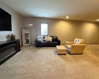 Ms. K House w/hot tub - Kearney - Living room