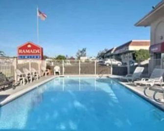Days Inn by Wyndham San Marcos - San Marcos - Pool