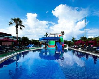 Noxinn Deluxe Hotel - Konakli - 游泳池
