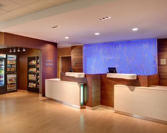 Fairfield Inn & Suites by Marriott Charlottesville Downtown/University Area - Charlottesville - Receptionist