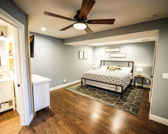 Farmhouse by the Lake with FAST Fiber Internet + Washer/Dryer! - Campton - Habitación