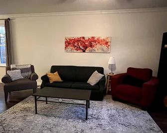 Beautiful house with room for families/groups, near nature parks and PEC! - Quinte West - Living room