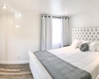 Old Town experience! Stylish home + parking! - San Diego - Bedroom