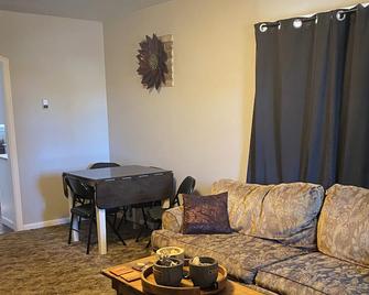 Quaint cottage in town - Plains - Living room