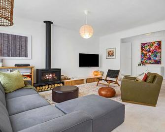 In a coveted pocket in Blairgowrie within an easy walk to the bay and Village - Blairgowrie - Living room