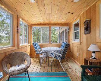 Sun Room Beaches and Dog Welcome - Chatham - Dining room