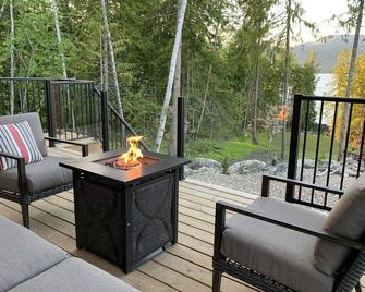 Driftwood Chalet overlooking Shuswap Lake, perfect for couples! Golf on-site!! - Sorrento - Балкон