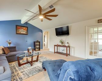 12 Mi to Beach: Texas Gulf Coast Home w/ Fire Pit - Santa Fe - Living room