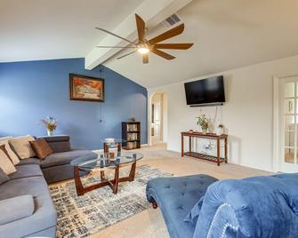 12 Mi to Beach Texas Gulf Coast Home with Fire Pit - Santa Fe - Living room