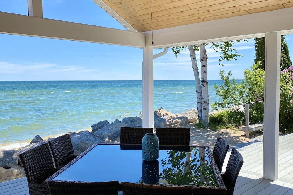 Beautiful Luxury Waterfront Property Directly on Lake Huron Beach - Oscoda - Balcony