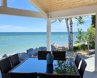 Beautiful Luxury Waterfront Property Directly on Lake Huron Beach - Oscoda - Балкон