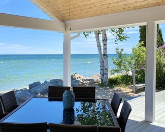 Beautiful Luxury Waterfront Property Directly on Lake Huron Beach - Oscoda - Balcony