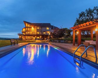 Unforgettable Private Views! Luxury Estate Sleeps 22 - Heated Pool and Spa! - Owego - Piscina