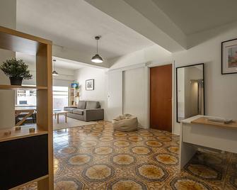 White Hostel - Limassol - Wohnzimmer