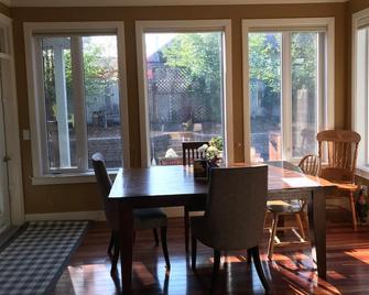 Spacious and Welcoming Home awaits you! - Saint Albert - Dining room