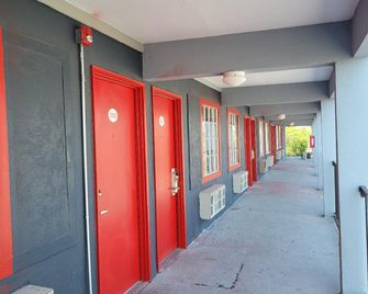 La Vista Motel - Brownsville - Hallway