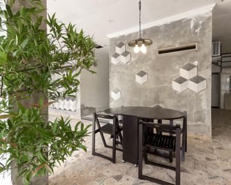 RedDoorz Plus @ Cipete Damai - Jakarta - Dining room